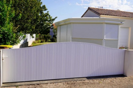 Portail coulissant ou battant : quel choix selon l'espace disponible ?